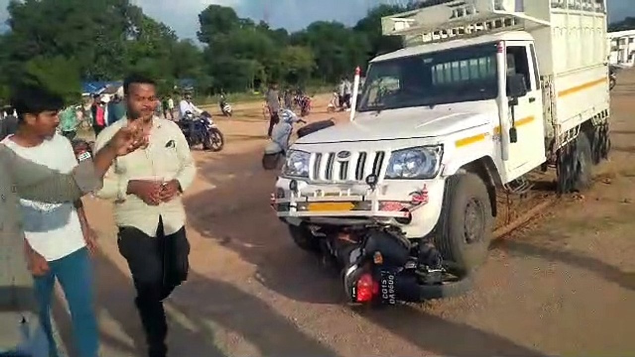पीजी कॉलेज मैदान में तेज रफ्तार पिकअप ने बाइक सवार 2 युवकों को मारी टक्कर, फिर घसीटकर ले गया 20 मीटर, हालत गंभीर