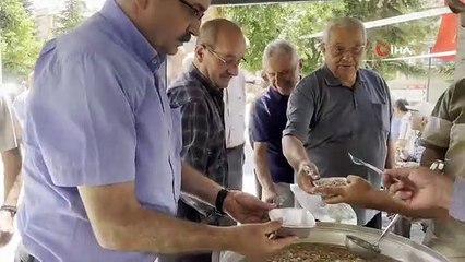 Kastamonu'da cami cemaatine aşure dağıtıldı