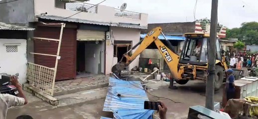 गिड़गिड़ाता रहा परिवार और मकान पर चल गई जेसीबी देखे Video