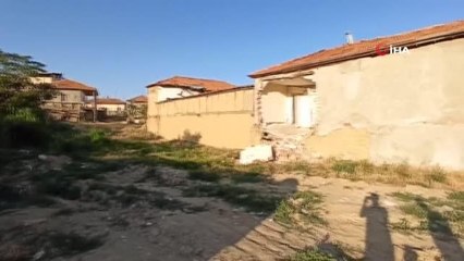 Evleri yıkılan aile çocukları ile sokakta kaldı