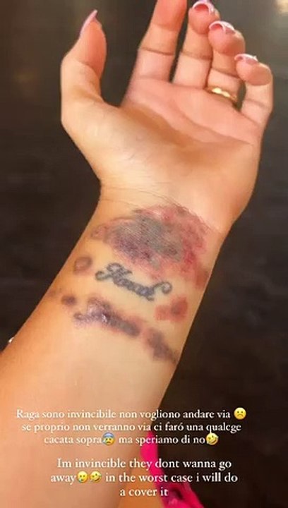 Elettra Lamborghini disperata, mostra i segni sul corpo