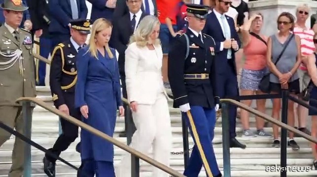 La visita di Giorgia Meloni al cimitero monumentale di Arlington