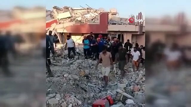 Hatay'da yıkım yapan iş makinasının üzerine bina devrildi: 1 yaralı