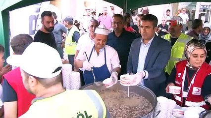 Başkan Arıkan'dan vatandaşlara aşure ikramı