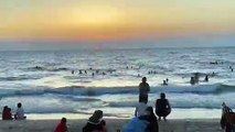 سكان غزة يستمتعون بمشهد غروب الشمس وسط موجة الحر