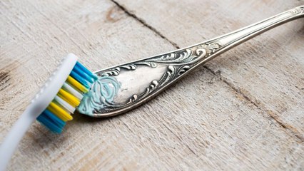 4 Things to Avoid Cleaning with Toothpaste