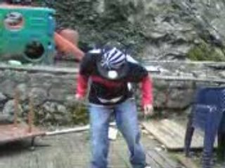 Ollie en skate mono truck  sur une barre de fer XD