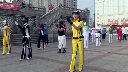 La danza-gimnasia callejera que seduce a ancianos en China