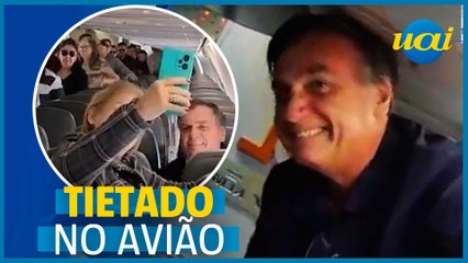 Bolsonaro tira fotos com apoiadores em voo para Florianópolis