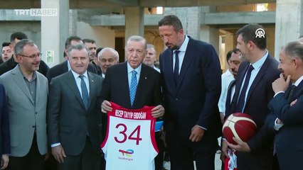 Cumhurbaşkanı Erdoğan gazetecilere basketbol topu hediye etti