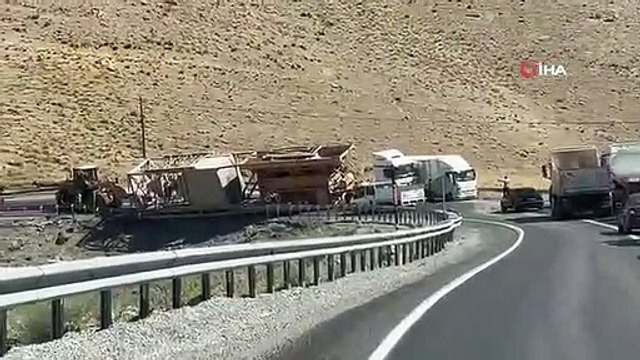 Le camion chargé de matériaux ne pouvant prendre le virage s'est renversé, la route a été fermée au transport