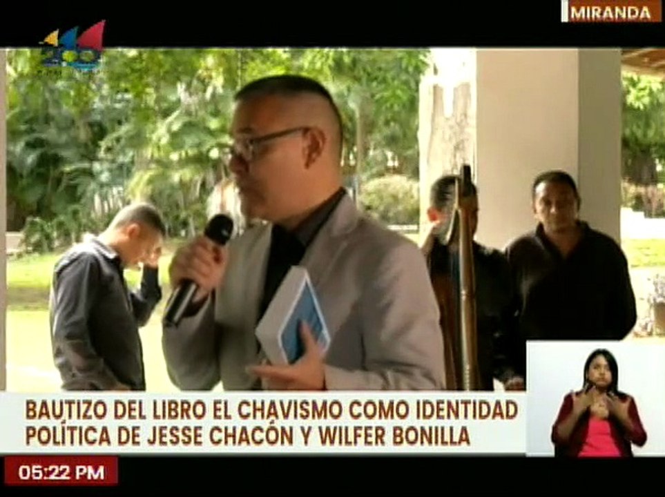 Min. Ernesto Villegas bautiza el libro El Chavismo como Identidad Política