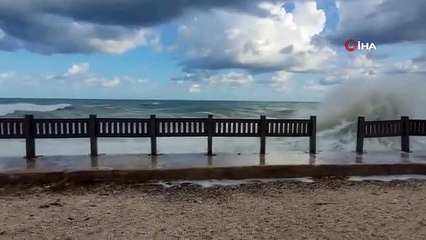 Des vagues géantes battant la côte ont endommagé l'autoroute Cide-Bartın
