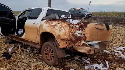 Télécharger la video: Caminhonete furtada, carregada com cigarros capota na PR 585 em Toledo