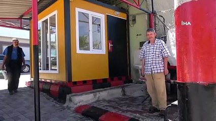 Chauffeur de taxi fanatique peint son arrêt aux couleurs de son équipe