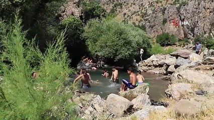 Des enfants nageant au sommet de la montagne jettent des pierres sur les professionnels