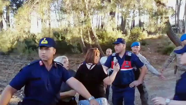 Akbelene'de bir direnişçi jandarmanın itmesi sonucu kafasını jandarma aracına çarptı, kadın direnişçi kafa travması geçirdi