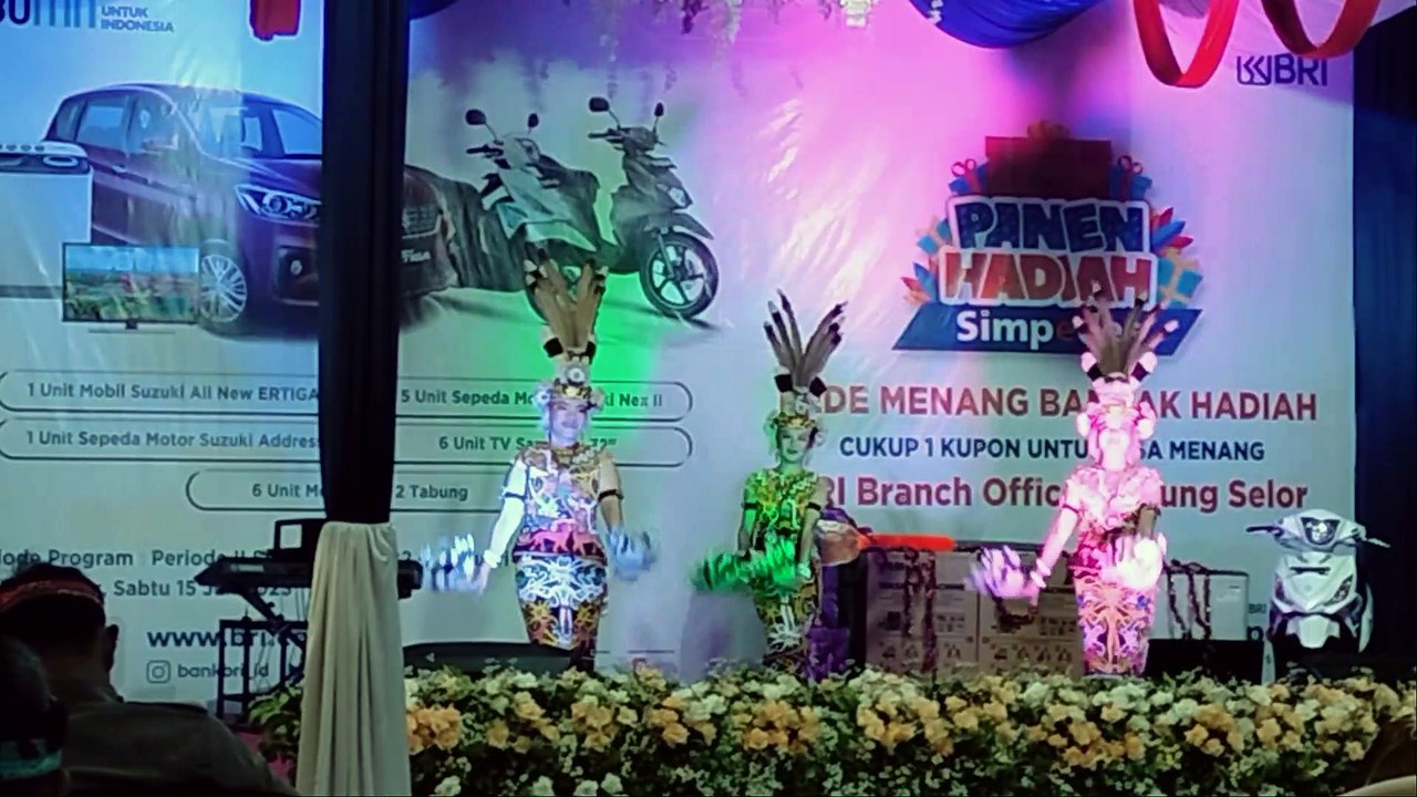 Tarian adat dayak
