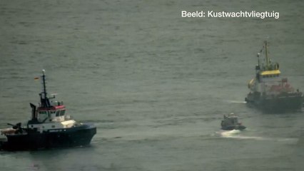 Brennender Frachter wird zum Abschleppen vorbereitet