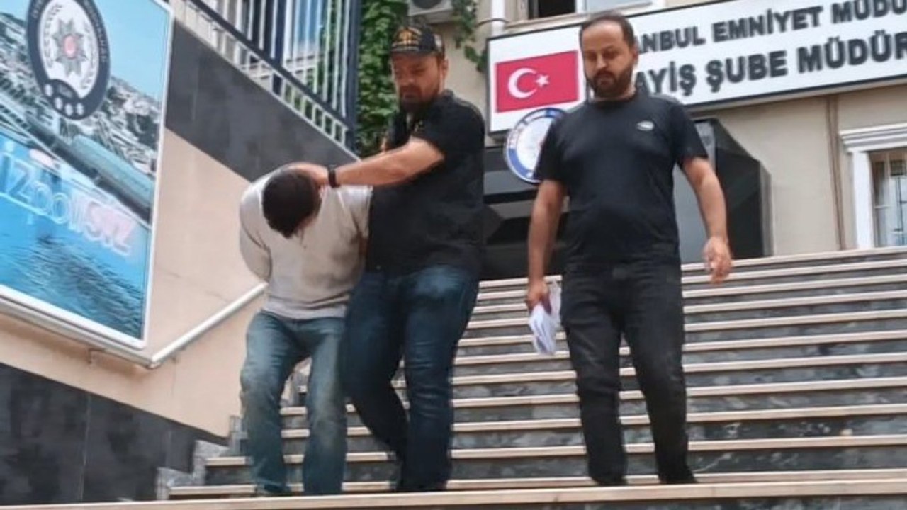 Altın ve paralarını dolandırıcılara elleriyle teslim etti