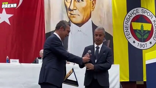 Fenerbahçe teknik direktörü İsmail Kartal'a kulüpteki 40. yılı sebebiyle plaket takdim edildi
