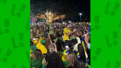 Brasileiros cantam e vibram fora do estádio antes de França x Brasil