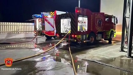 Cuatro naves salen ardiendo en el incendio declarado en una granja avícola de Cedillo del Condado