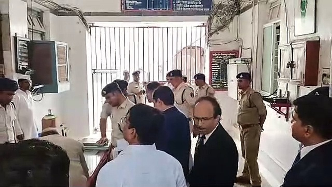 Chief Justice suddenly reached the District Central Jail, saw the insi