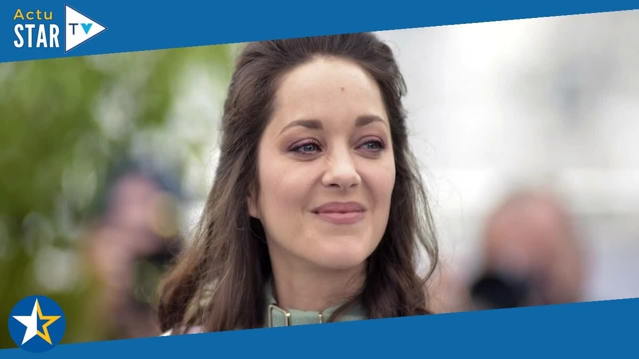 En couverture de survie devant le rayon bières d’une épicerie : les drôles de vacances de Marion Cot