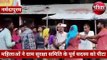 सड़क पर महिलाओं ने की ग्राम सुरक्षा समिति के पूर्व सदस्य की पिटाई, दौड़ा-दौड़ा कर पीटने का वीडियो वायरल