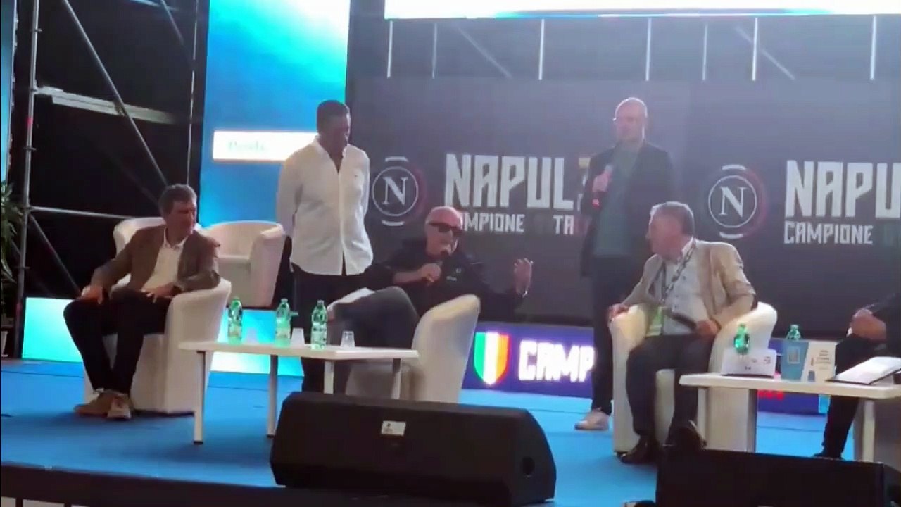 De Laurentiis dirige il coro dei tifosi a Castel di Sangro 29/7/23