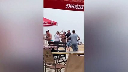 ''Kocama baktın'' kavgasında tekme ve yumruklar havada uçuştu