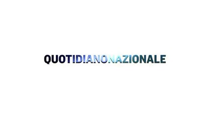 Le immagini da vicino dell'incendio a Ciampino in un deposito rifiuti