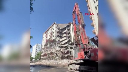 Le moment de l'effondrement a été capturé lors de la démolition du bâtiment endommagé lors du tremblement de terre à Diyarbakır