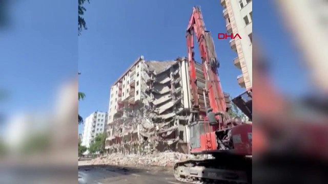 Le moment de l'effondrement a été capturé lors de la démolition du bâtiment endommagé lors du tremblement de terre à Diyarbakır