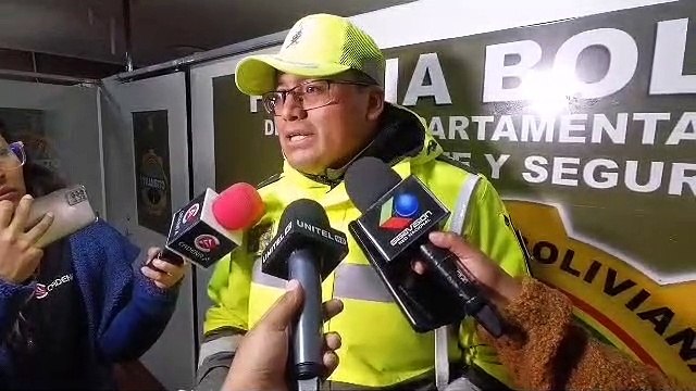 Dos camiones estacionados provocan dos accidentes de tránsito con cuatro heridos en la autopista La Paz - El Alto 