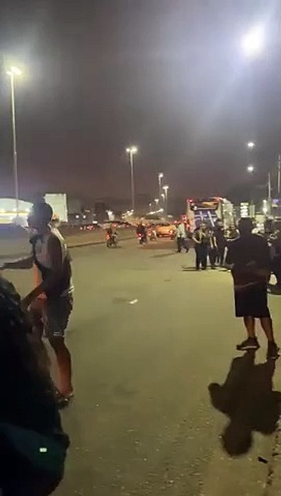 Motorista abandona ônibus lotado e vai embora em outro