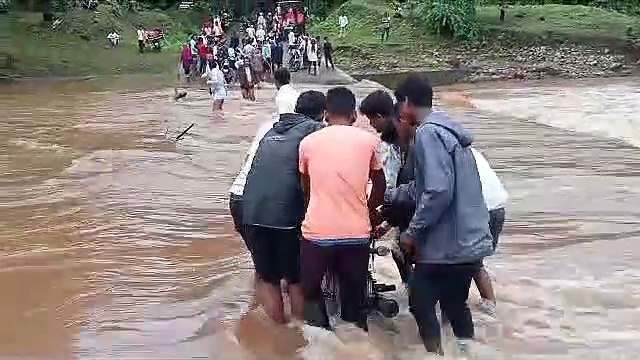 जान जोखिम में डालकर नदी पार कर रहे ग्रामीण