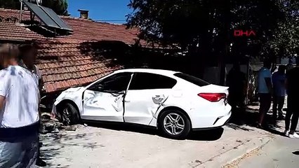 La voiture qui est entrée en collision avec le camion à İnegöl a détruit le mur du jardin de la maison.