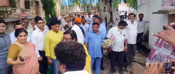 सेण्ड स्टोन की मूर्तियों को देख अभिभूत हुई मुख्य सचिव