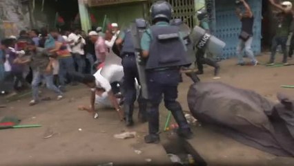 Download Video: Cargas policiales en Bangladés contra simpatizantes de la oposición para reclamar unas elecciones libres