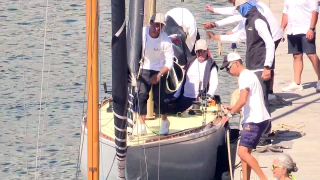 Juan Carlos I y la infanta Elena llegan a puerto tras participar en las regatas de Sanxenxo