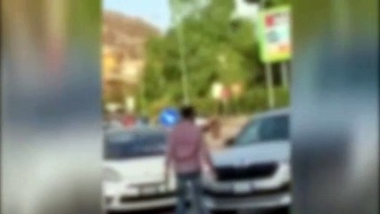 Rissa per una precedenza, con l'auto "schiaccia" una vettura a Palermo: il video è virale