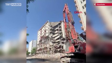 Diyarbakır’da hasarlı binanın yıkım sırasında çökme anı kamerada