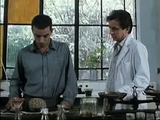 Homme regardant au sud-est Bande-annonce (ES)