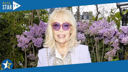 "Face à moi, j'ai..." : Amanda Lear, loin de Paris, détails sur sa magnifique maison en Provence, à