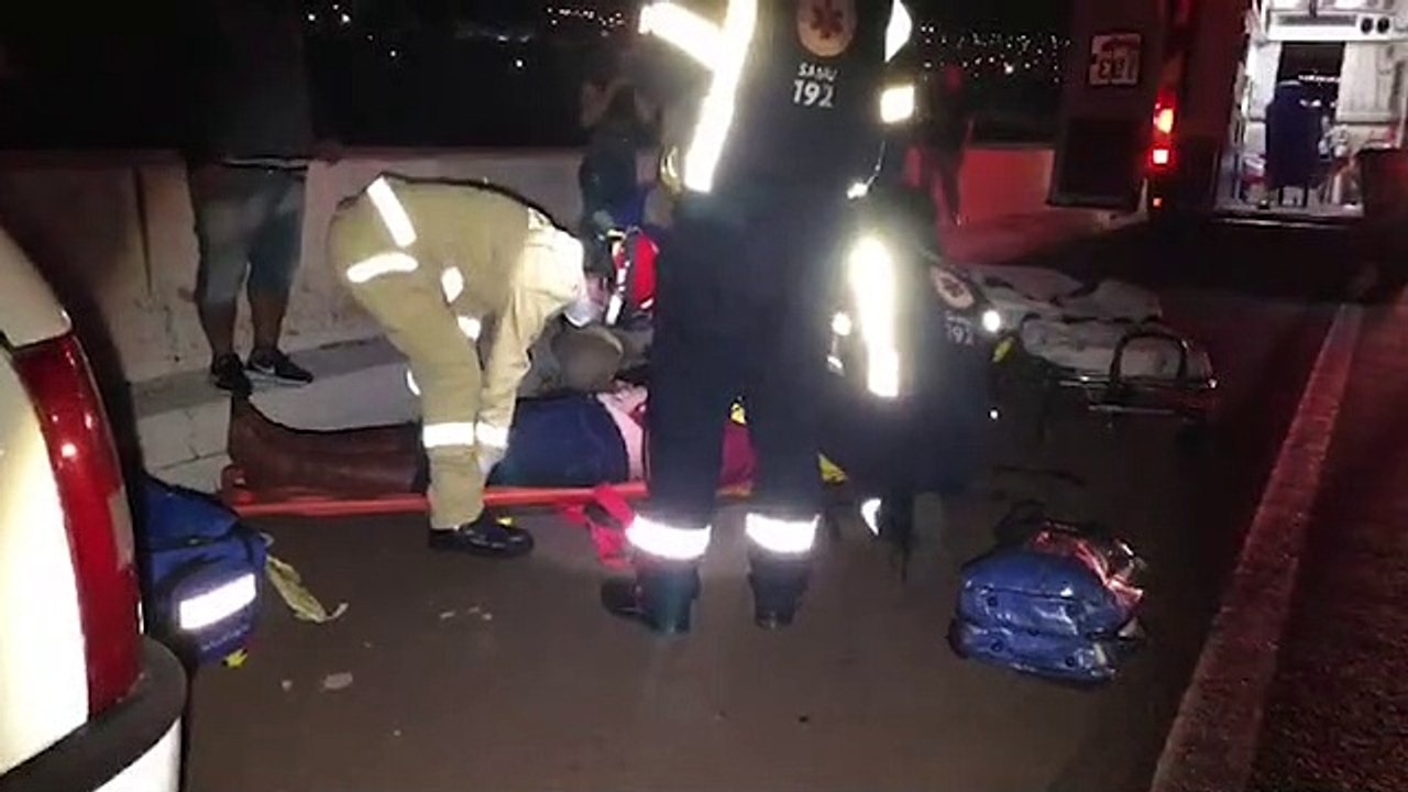 Mulher fica ferida ao se jogar de carro em movimento na BR-277