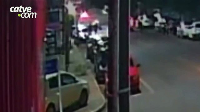 Motorista de Fusca foge após atropelar homem em Cascavel; assista