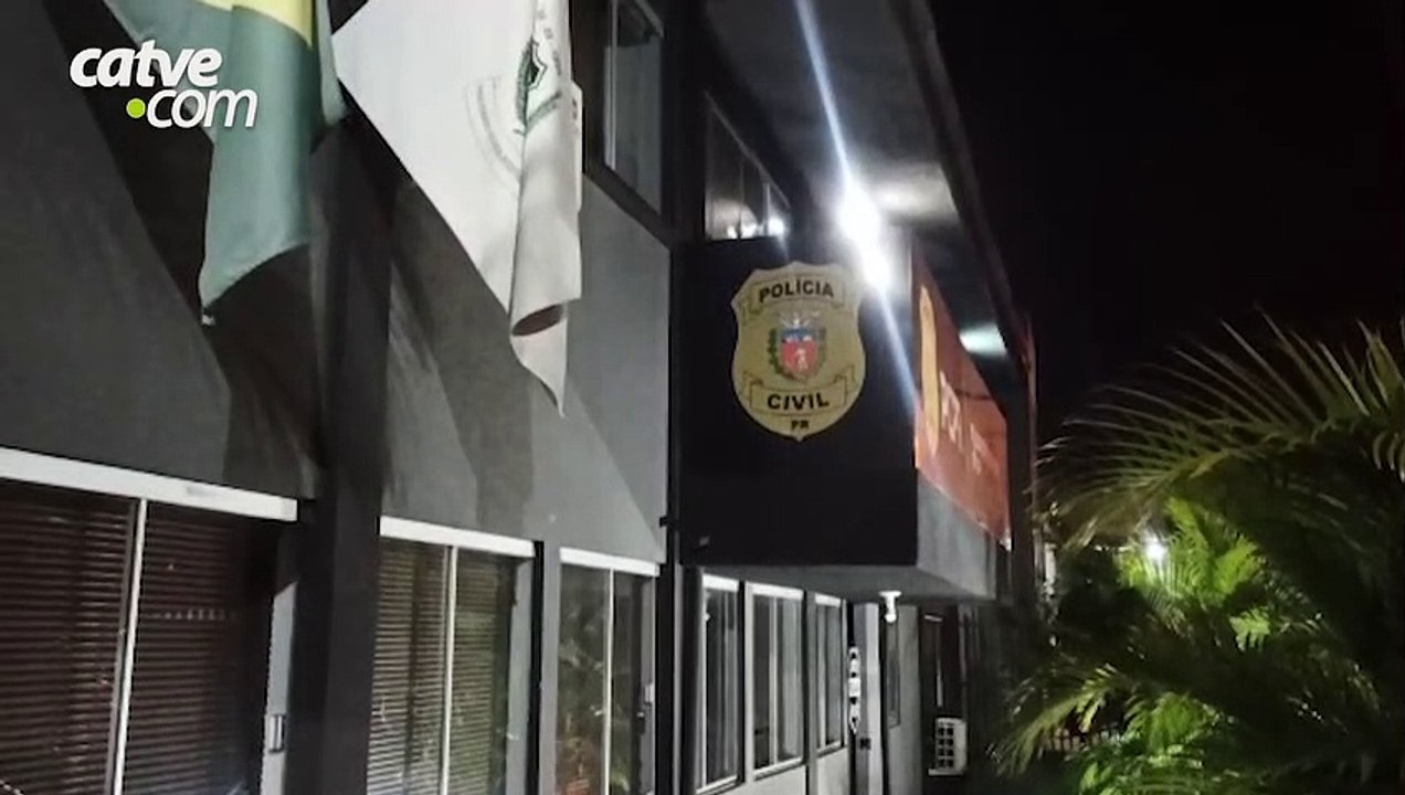 Jovem acaba preso com facas após agredir companheira