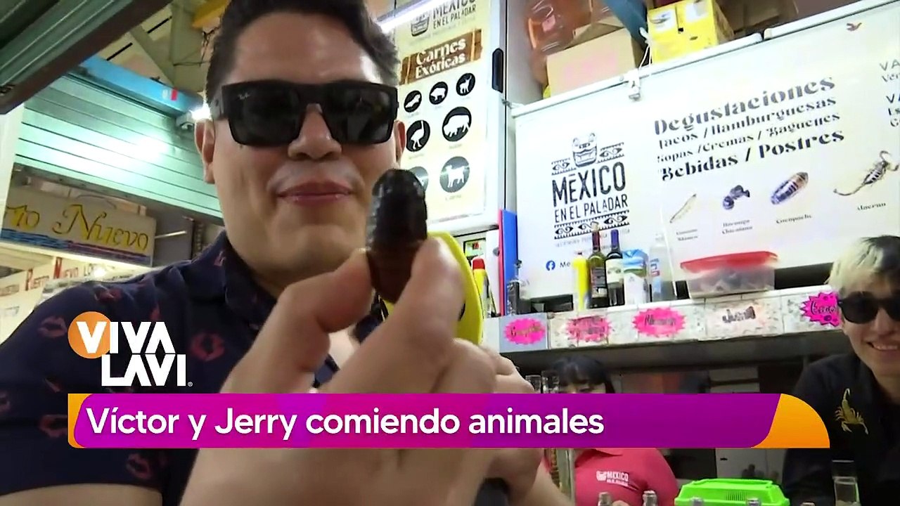 Jerry Hernández y Víctor Espino probando comida...